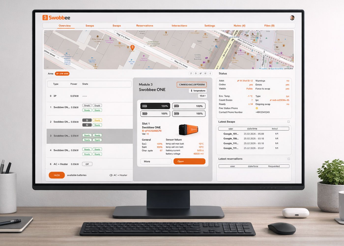Swobbee Cloud-Plattform auf einem Monitor: Stationskarte, Akkufächer mit Ladestand und Live-Sensorwerten, letzte Wechsel