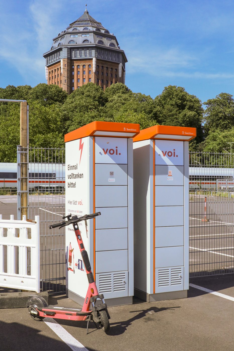 Zwei Swobbee Stationen in Voi-Gestaltung mit einem E-Scooter, im Freien in Hamburg