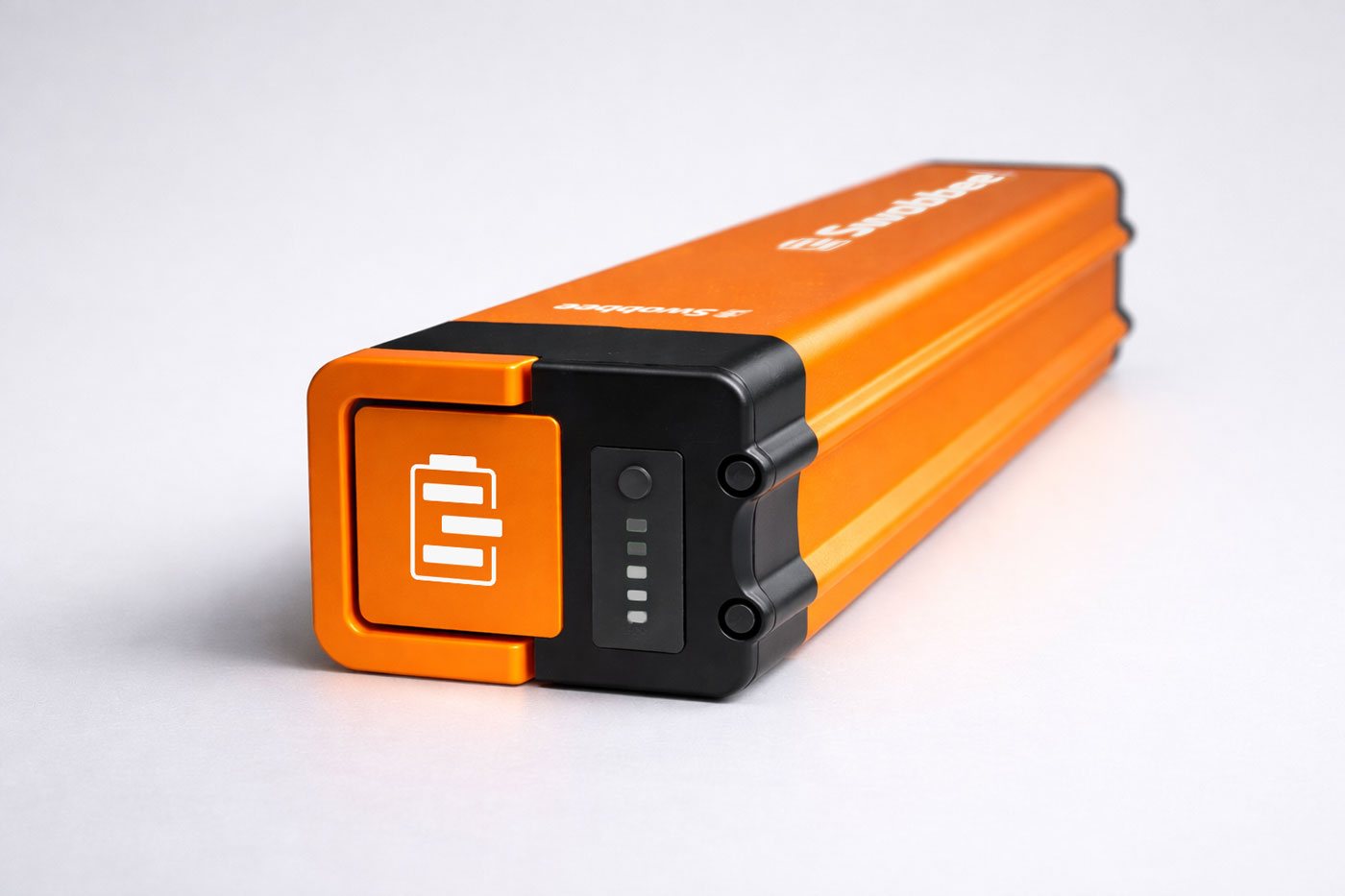 Der orange Swobbee One Akku mit LED-Ladeanzeige