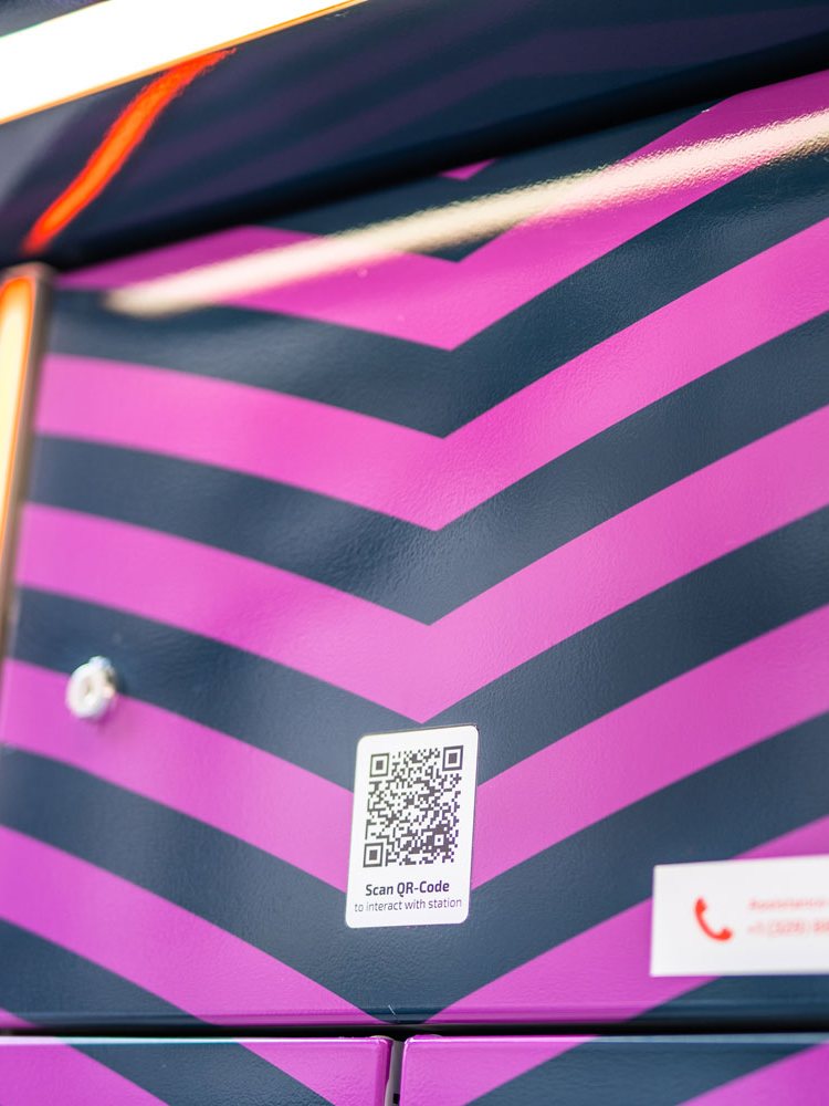QR-Code-Aufkleber an einer Swobbee Station